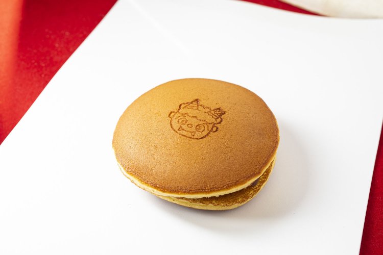 鬼どら焼き200円。言い伝えに基づいた角の無い鬼の絵は、奥様が描いた。