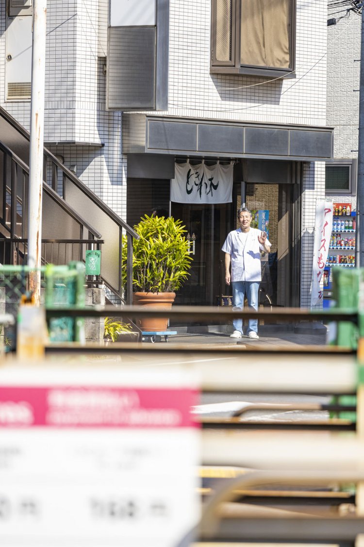 停留場からも車内からも完璧に見える店舗で、変わらぬ味を作り続ける3代目ご主人。