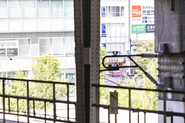 線路沿いにビルが増えたせいで見えにくくなったが、甘栗＝駅前の公式は健在なり。