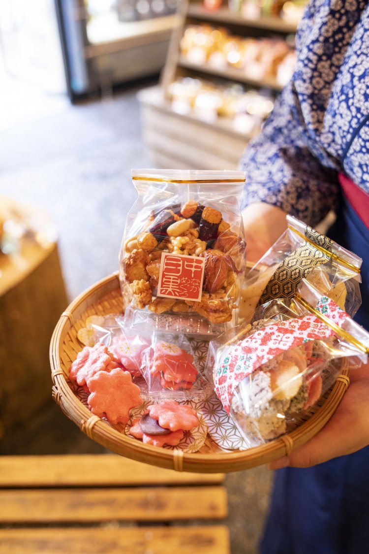 どれも食べやすいサイズがうれしい。写真奥は甘辛様々なあられを詰めた彩（いろどり）600円。