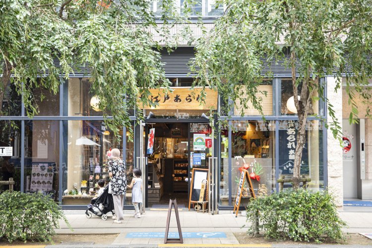 ホームからは看板が見え隠れする高層ビル1階の和モダンな店構え。目黒川もすぐそこに！