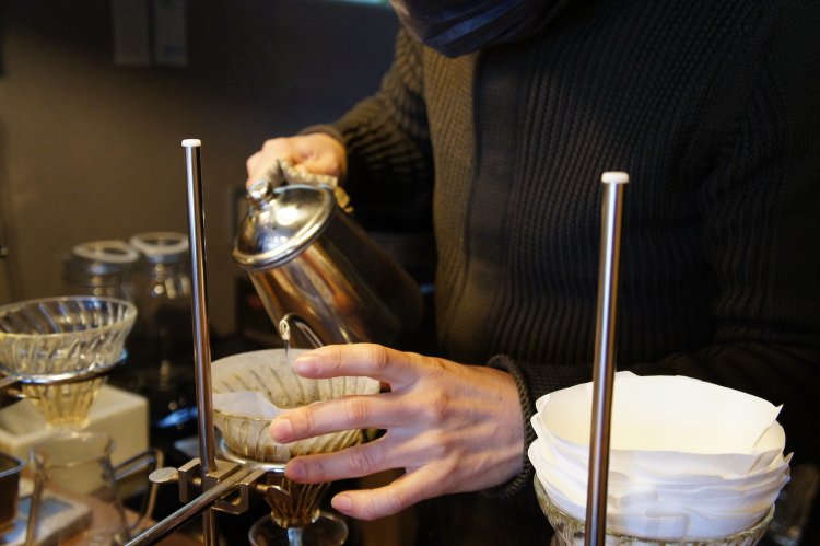 熱々の湯を携え、ペーパーフィルターで淹れる。