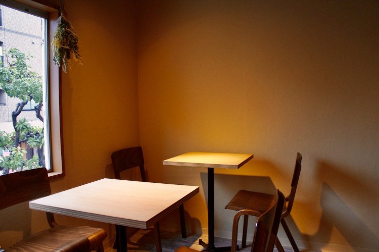 極力シンプルに装われた2階席は、思考がニュートラルになる空間。