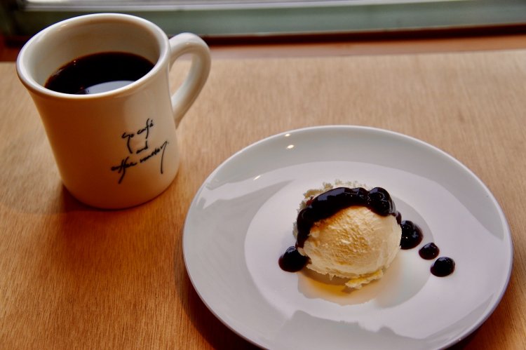 口当たり柔らかなレアチーズケーキ450円。珈琲ボルヘス 600円。