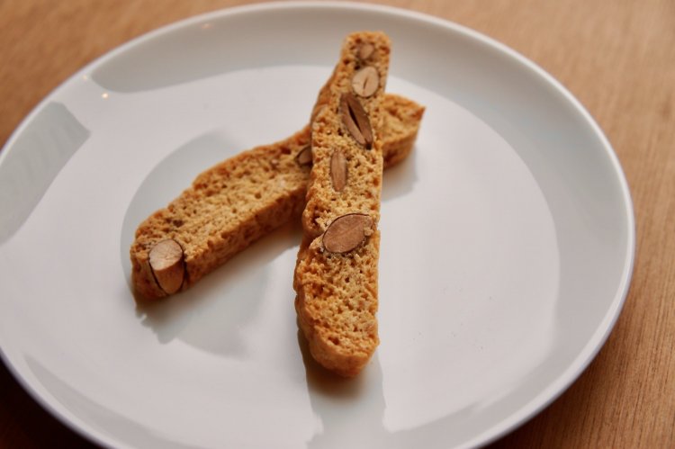 ナッツの香ばしさが際立つビスコッティは、食べ応えがある。350円。