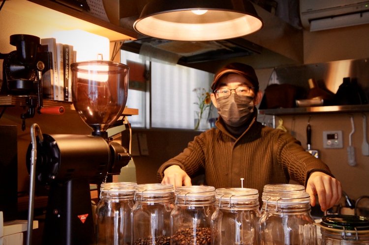 店主の山本剛さん。物事と丁寧に向き合う「時を大切にする」方だ。