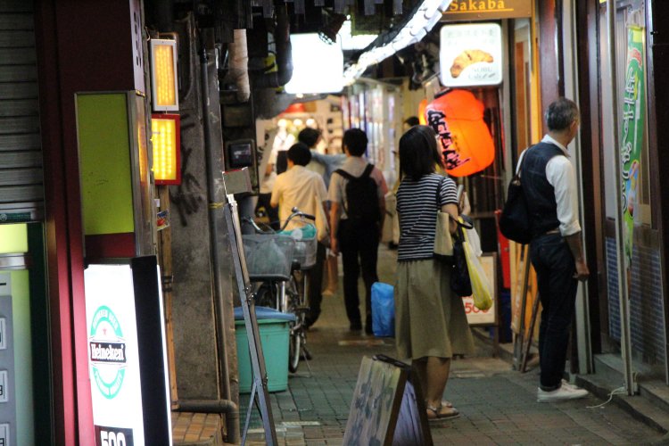 「あの頃はよかった」なんて言わない。吉祥寺・ハモニカ横丁で出会った旧友は、10年ぶりでも“今の私”と話してくれた