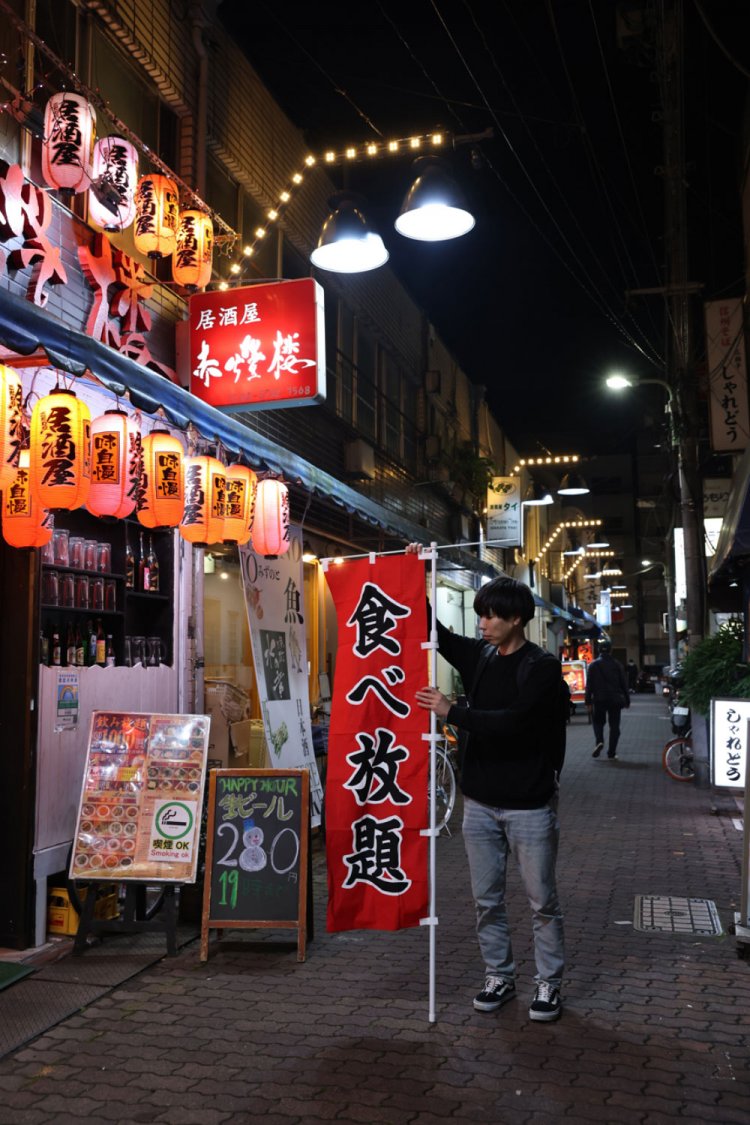 内容的にお店でのロケはむつかしそうなので、かっぱ橋でのぼりを買って撮影。