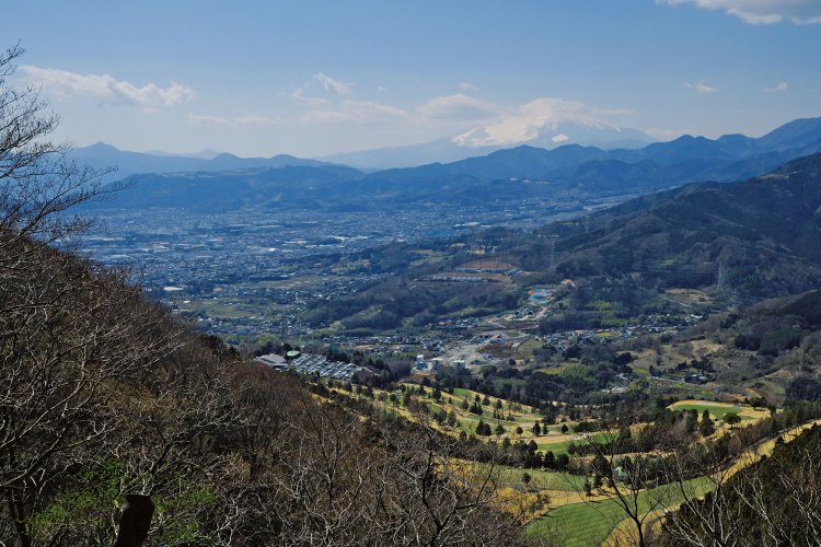 コースの一部は大山古道だった。この展望所は高取山山頂に上がる手前の、右側の場所。真下は東京カントリー倶楽部。