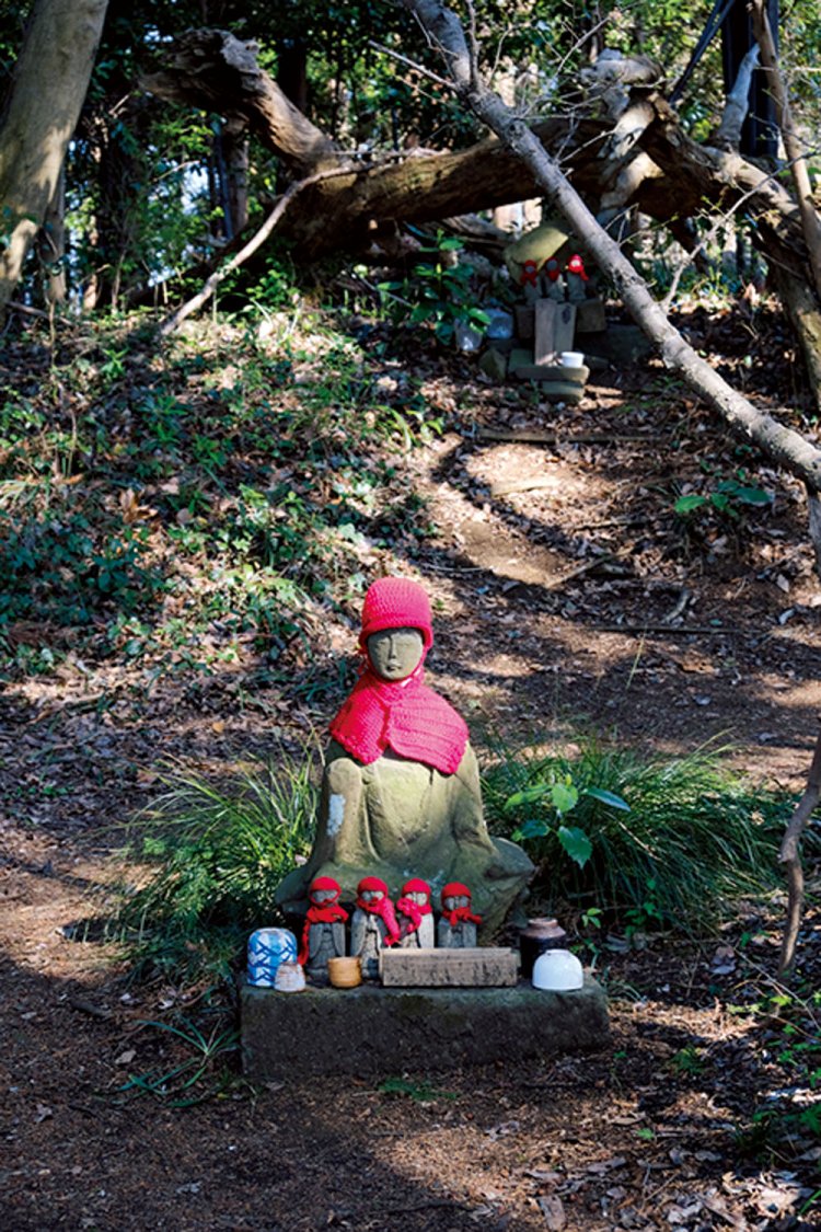 念仏山の山頂にはベンチ。その奥に行くと、地蔵がいくつもある。