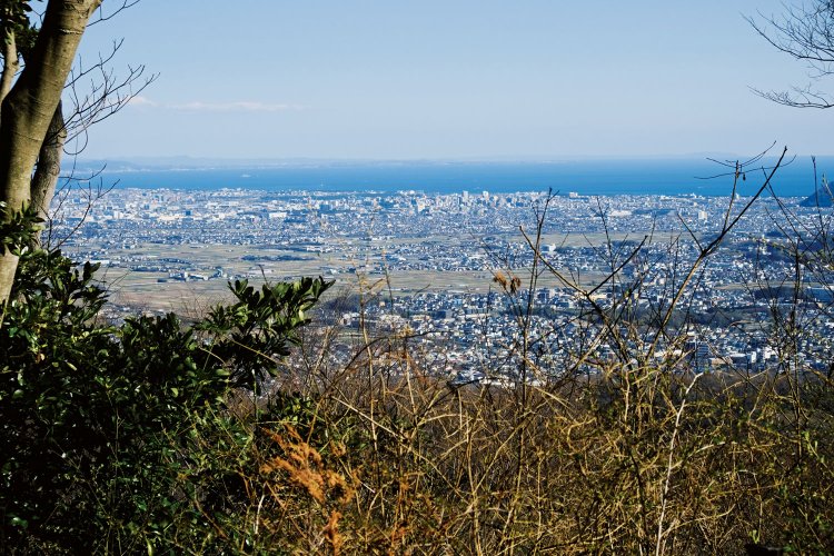 念仏山からの眺望。相模湾や秦野市、平塚市の市街が遠望できる。