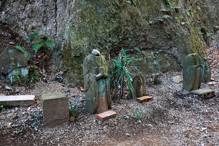 善波峠には首なしの石仏が6基立っている。ここは静岡県の沼津市まで行く矢倉沢往還が通っていた。