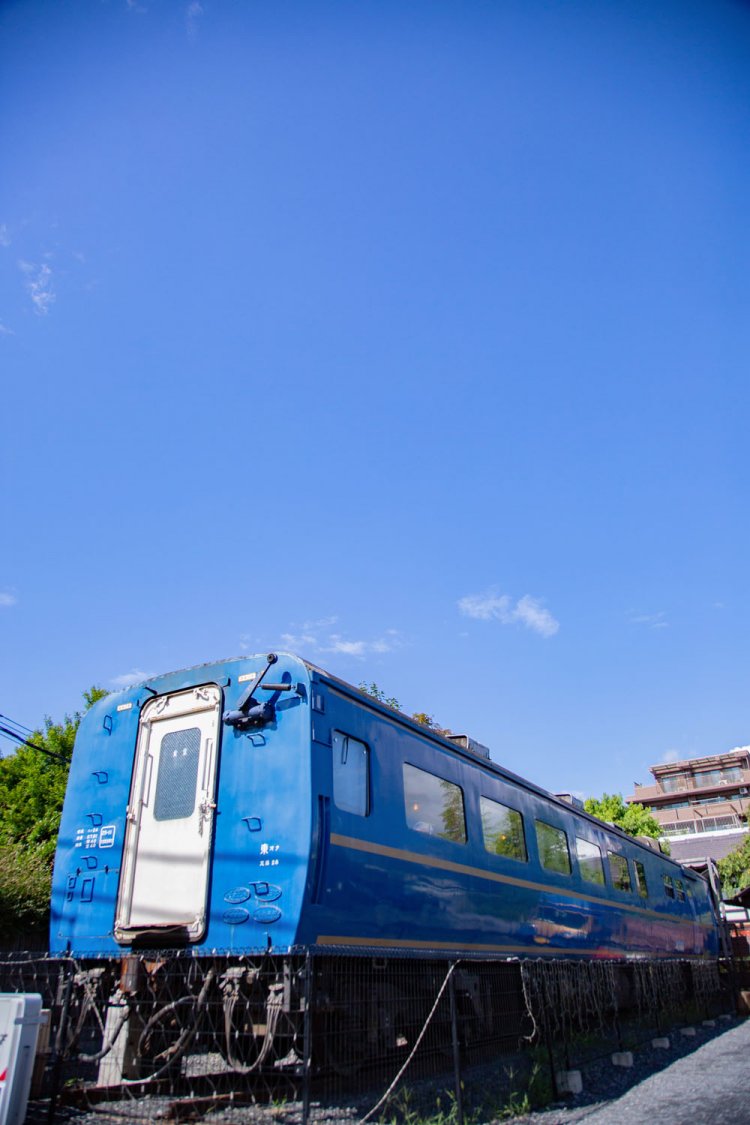 食堂車の青い車体が鎮座。