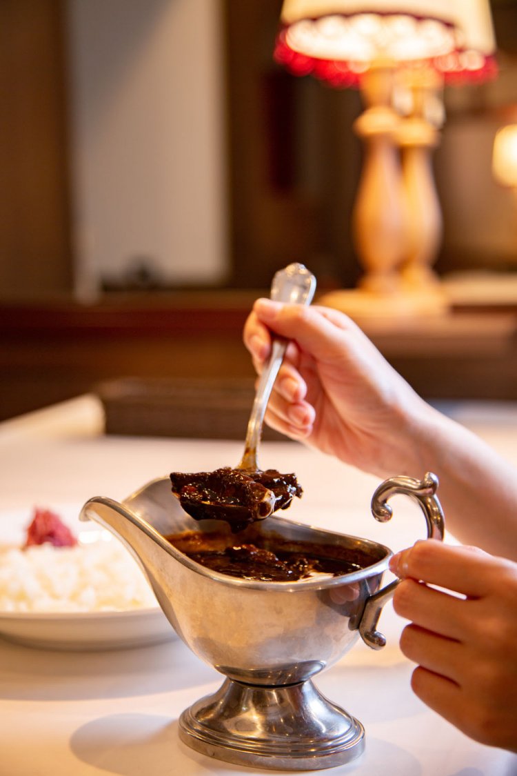 食堂長自慢のスペシャルハヤシライス2200円。