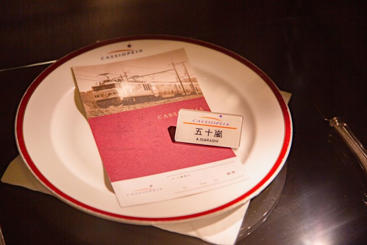 食堂車時代に使っていた名札や皿も展示されている。