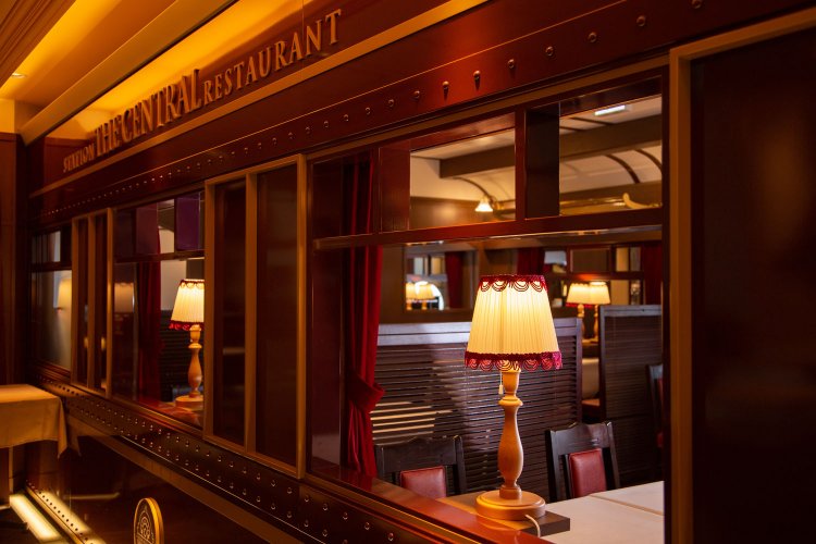 店内はロビーカー、食堂車、個室、テラスの4つのエリアに分かれている。