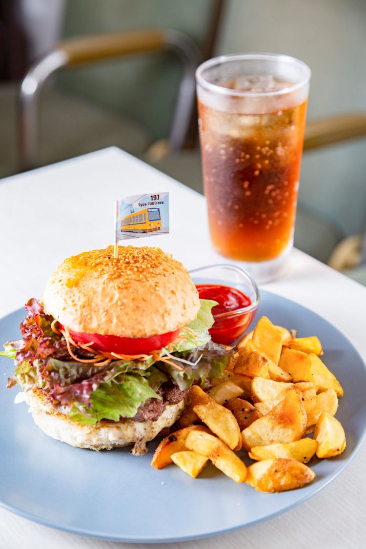 都電バーガー1000円。ジンジャエール300円。