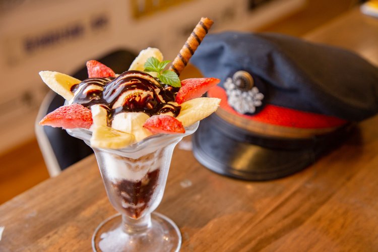 都電パフェ600円。自家製コーヒーゼリーと甘さ控えめのホイップで、意外とサッパリ。