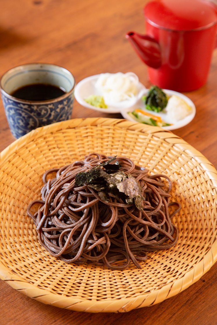 音威子府そば・ざる980円。そば湯もトロトロで味わい深い。麺の持ち帰りも可能だ。