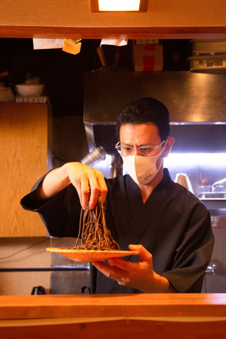 そば屋として20年近い経験を積んだ鈴木さん。それでも音威子府そばは全く知らない味だったという。