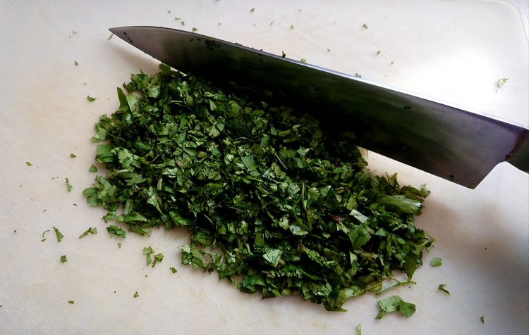 パクチーを刻む