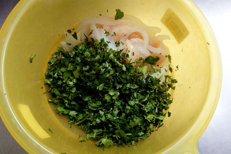 パクチーを入れる