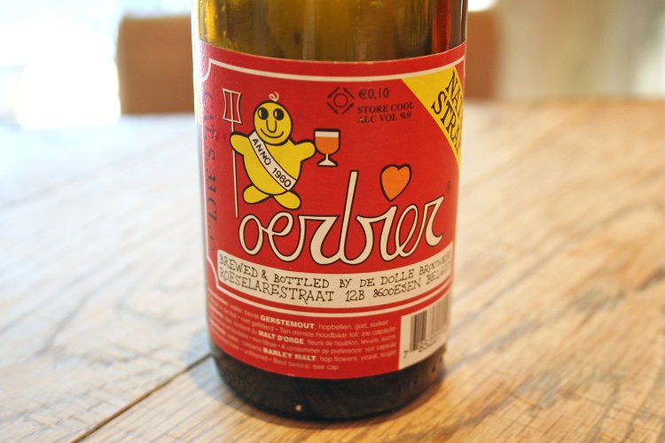 ウルビアのラベルにはグラスを片手に笑顔のウルビアマンが。