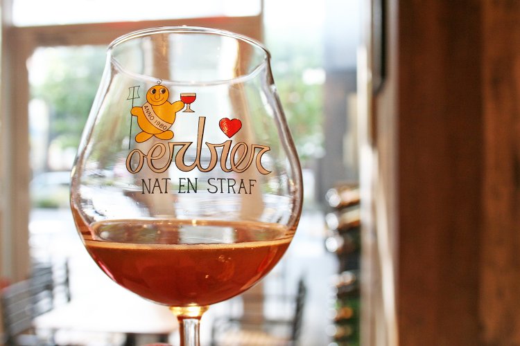 グラスに注ぐと赤褐色をしているウルビア。ロースト感が強く独特な風味がある。