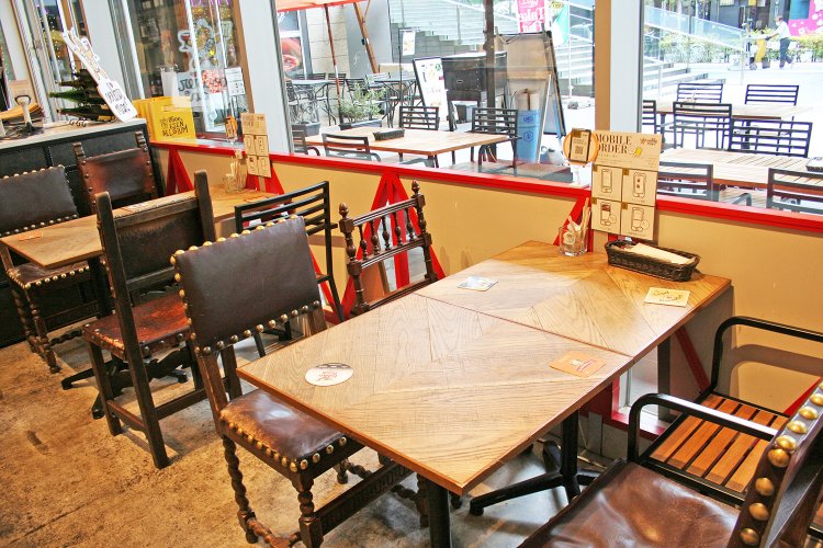 アンティーク調の椅子がおしゃれな店内。全面ガラス張りなので、テラス席とも一体感がある。
