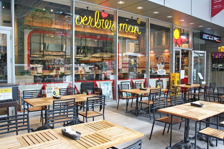 店の前にはテラス席が並ぶ。屋根があるので雨の日でも大丈夫。