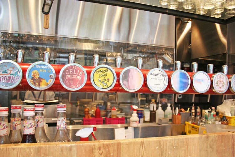 各タップに貼られたビールの銘柄のラベルがどれも個性的でかわいい。気になったラベルを指差して注文してみたい。