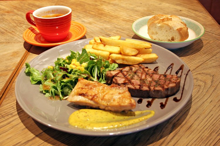 パンorライスが選べる。スープは日替わりで、この日はミネストローネ風の野菜とトマトのスープ。