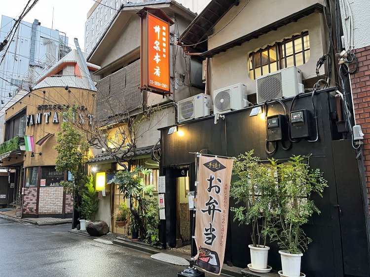 趣のある店構え。戦後、静かな路地のこの場所に移転した。