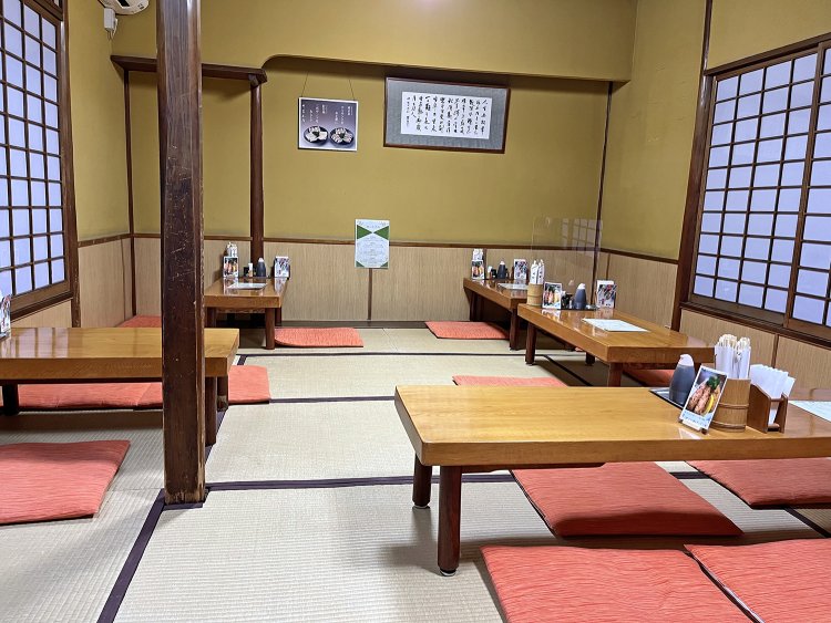 ２階の座敷。以前は柱より奥は板間になっていて、芸者衆が踊っていた。今も30cmほど当時の板間が残っている。