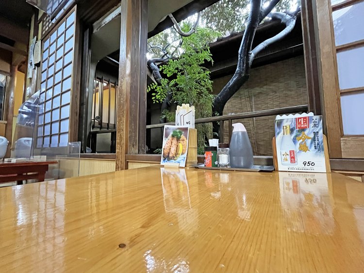 撮影当日は雨だったが、１階から伸びる中庭の木がそぼ濡れて昭和ロマンの情緒が感じられた。