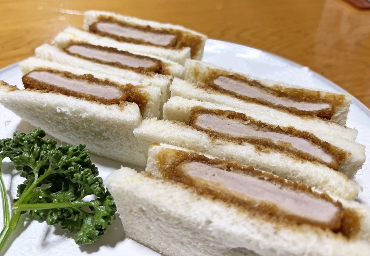 テイクアウトもいいけれど、出来たての温かいかつサンド６切れ950円もいい。テイクアウトは930円。