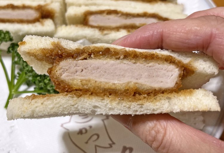 見よ、このきめ細かいヒレかつを！ これだけでもおいしいのだが、ソースとパンが合うことによりおいしさが３倍になる。