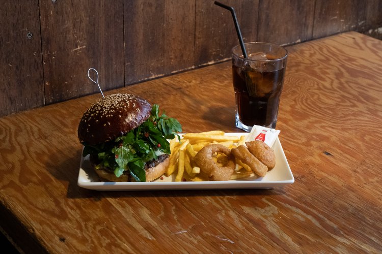 クレソンバーガー1430円に、平日限定のランチセットでオニポテとドリンクを選ぶとプラス550円。土・日・祝はオニポテが440円。ドリンクはプラス300円から。