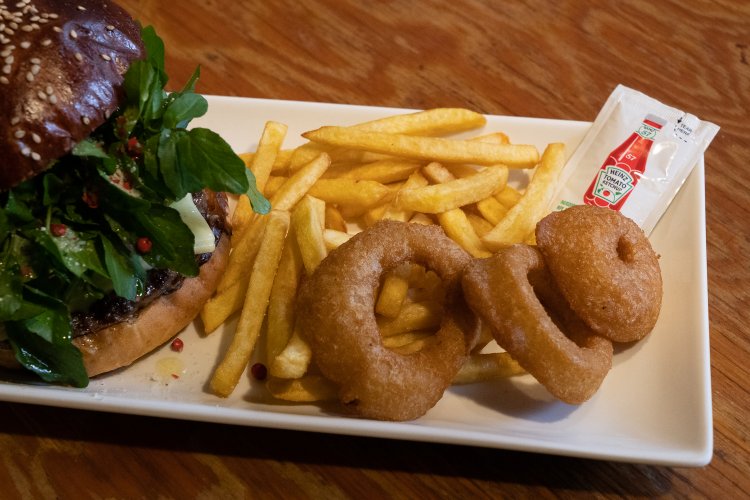 オニオンリングとポテトのサイドメニュー、オニポテはプラス50円。