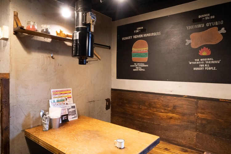 テーブルの上には焼肉店らしく排煙装置が設置されている。