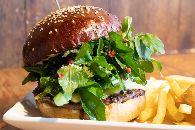 大きなバンズはカラメルを塗って焼き上げることで少し甘みを付けて、ごまと組み合わせている。