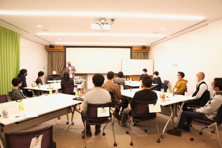 商店街の関係者を中心に約20人が参加したイーストサイドかるたワークショップ。お互いに街の魅力を再確認。