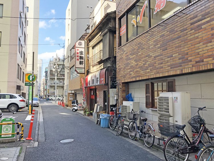 路地の入り口から見てもお店の姿は発見できない。勇気をもって進むべし！