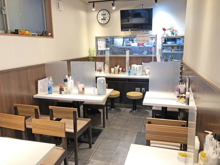 14人でほぼ満員となる店内。忙しい時には10回転以上のお客さんが入った。