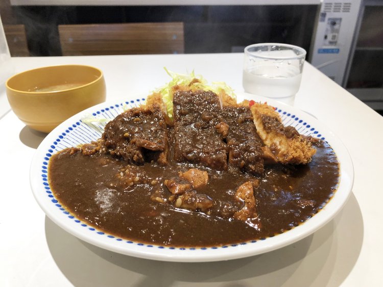 一番人気のカツカレー900円。たっぷり盛られたカレールーと揚げたてとんかつ。熱々注意！