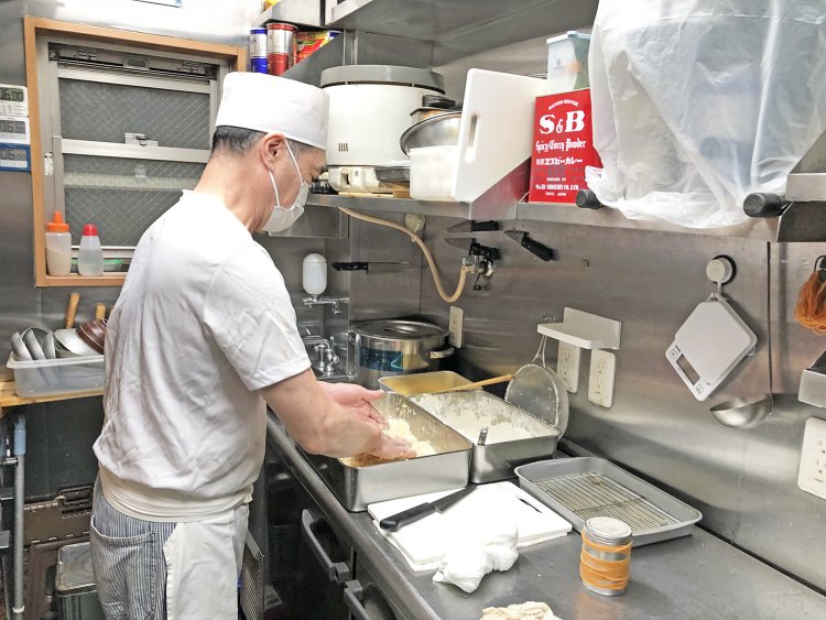 必ず注文をもらってからとんかつを揚げる。