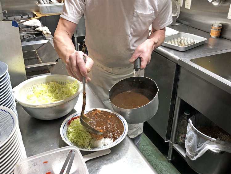 小鍋に分け、しっかり温めたカレールーが注がれる。