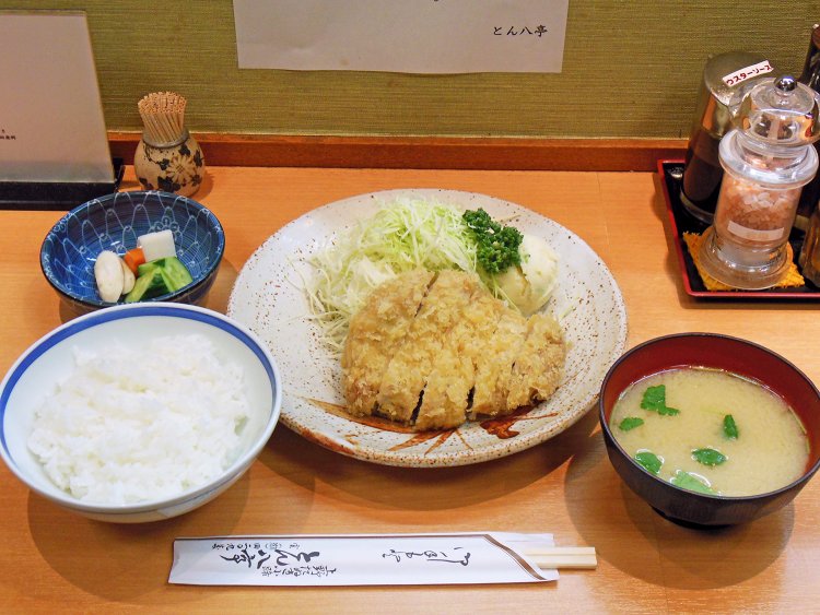 ロースかつ定食1900円。ほかにヒレかつ定食2200円と一口かつ定食1300円などがあり、各種300円引きで単品注文ができる。