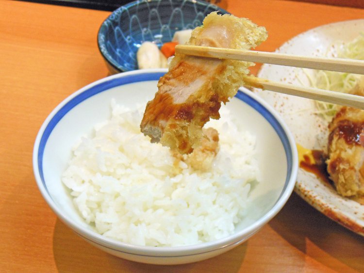 とんかつソースをかけたり、岩塩を足したり。最後はウスターソースでさっぱり締めるもよし。