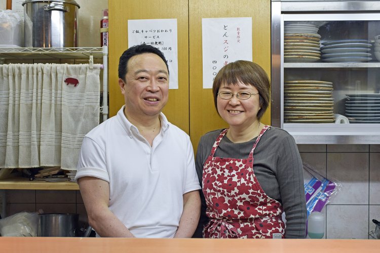 店主の細川秀巳さんと和枝さんご夫婦。店を継いで約15年、いまや上野の名店の主である。